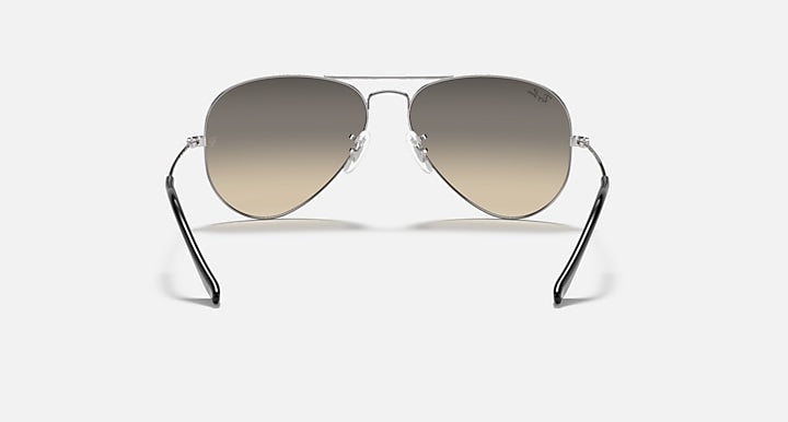 Ray-Ban Aviator sunglasses with metal frame and warm brown gradient lenses