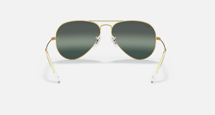 Ray-Ban Aviator sunglasses with metal frame and dark green-gray gradient lenses