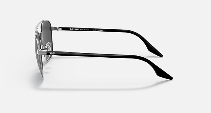 Round sunglasses, black metal frame with dark lenses, temple and bridge profile