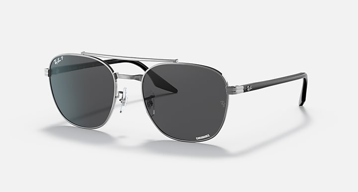 Ray-Ban RB3688 round sunglasses, black frame with dark lenses, 3/4 view