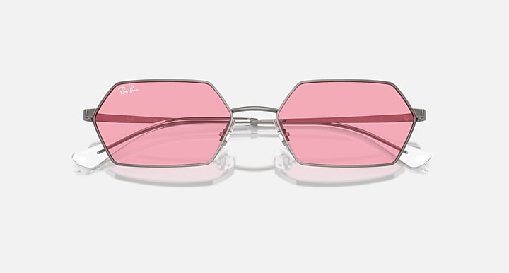 Hexagonal sunglasses with pink mirrored lenses, rose-pink metal frame and nose bridge