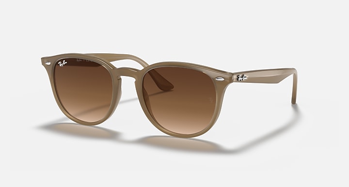 Light havana sunglasses with large round lenses, brown gradient tint