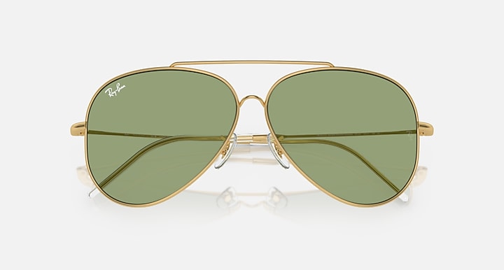 Ray-Ban aviator sunglasses, gold frame with green mirrored lenses and metal bridge.