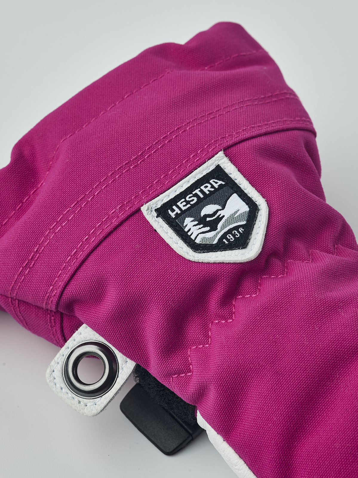 Junior ski mitten in fuchsia with white Hestra patch and black snap wrist strap
