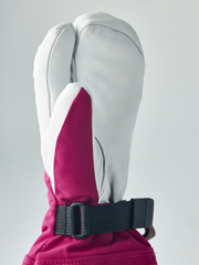 Junior ski mittens in light grey with fuchsia lining and black wrist strap