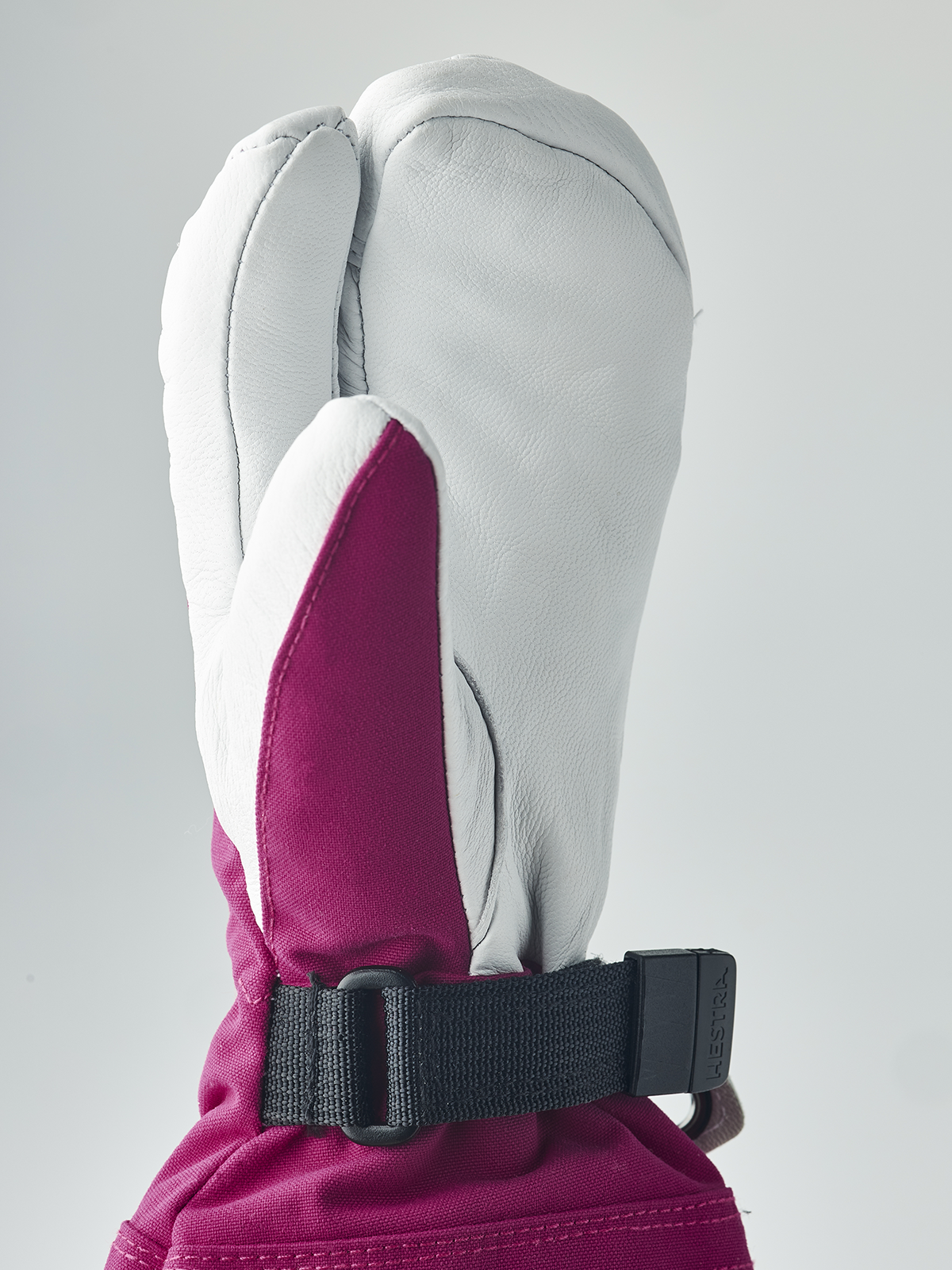 Junior ski mittens in light grey with fuchsia lining and black wrist strap