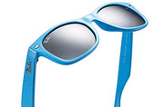 Ray-Ban Wayfarer sunglasses close-up: blue frame with dark lenses and curved temples.