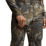 Men's camouflage hunting pants with front panel seams and zip fly