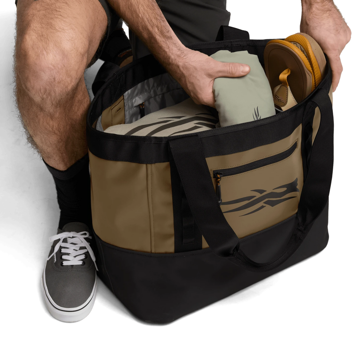 Open 40L tote bag in coyote and black with front zipper pocket and web handles