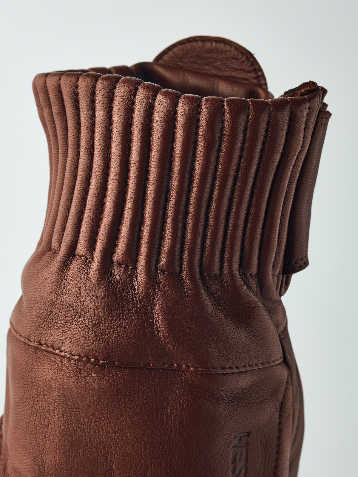 Brown wool gloves with ribbed cuff and embroidered logo on wrist area