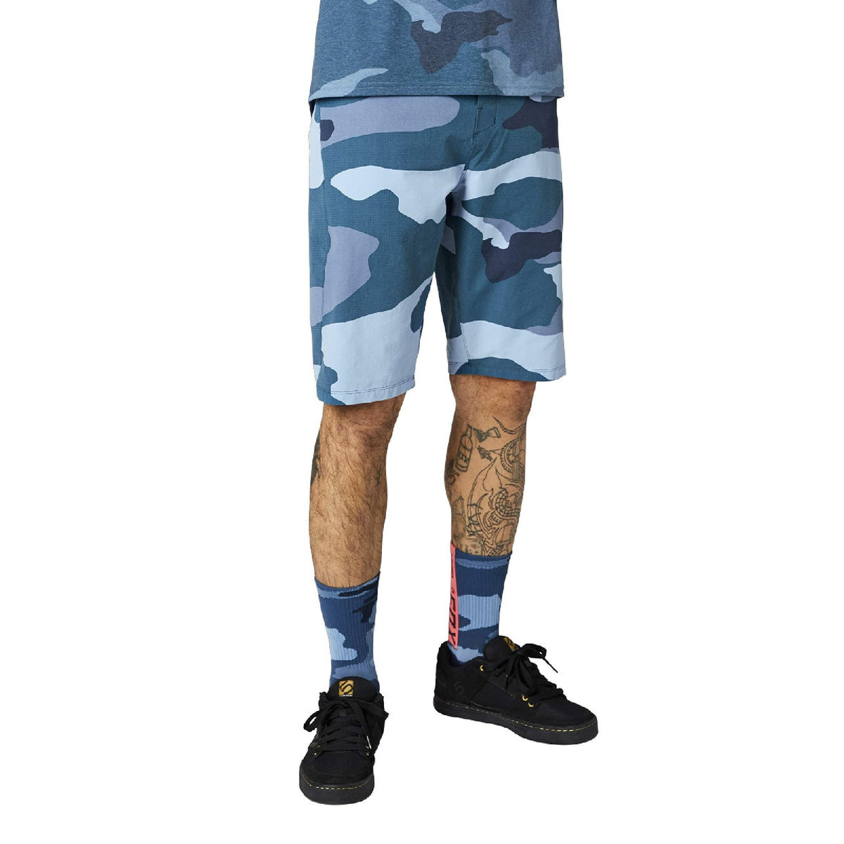 Men's knee-length ranger shorts in blue camo print