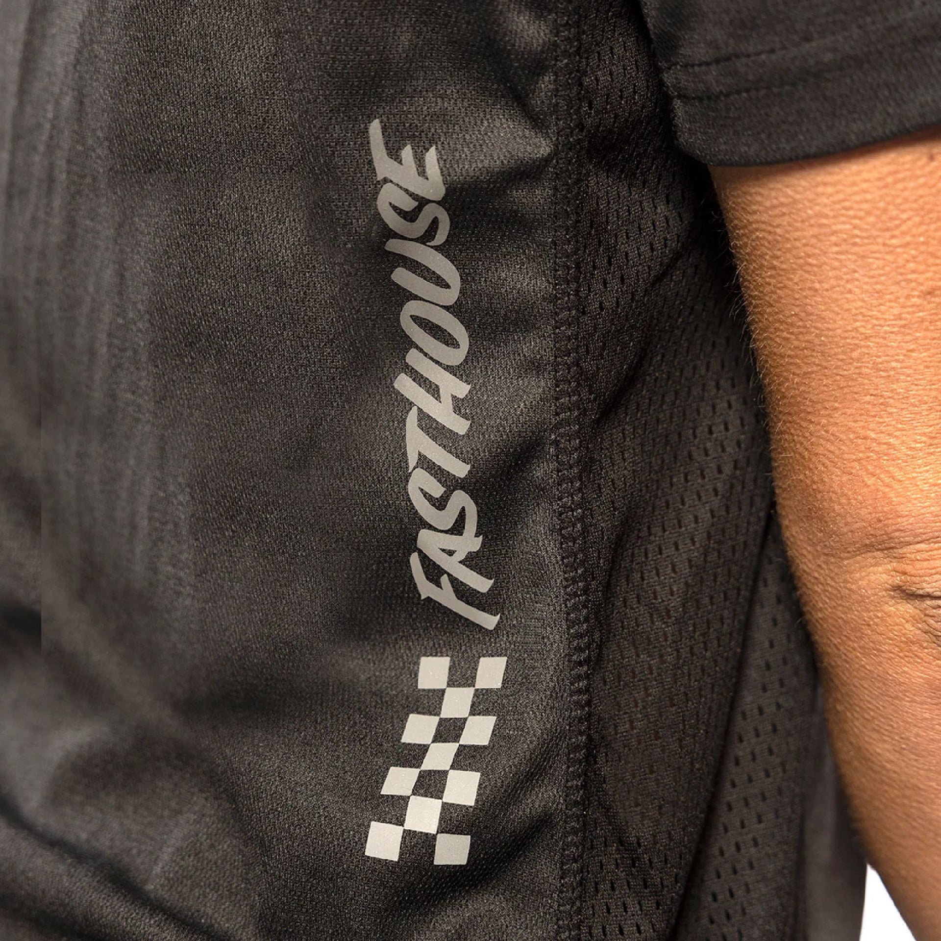 Women’s jersey sleeve logo on dark heather fabric